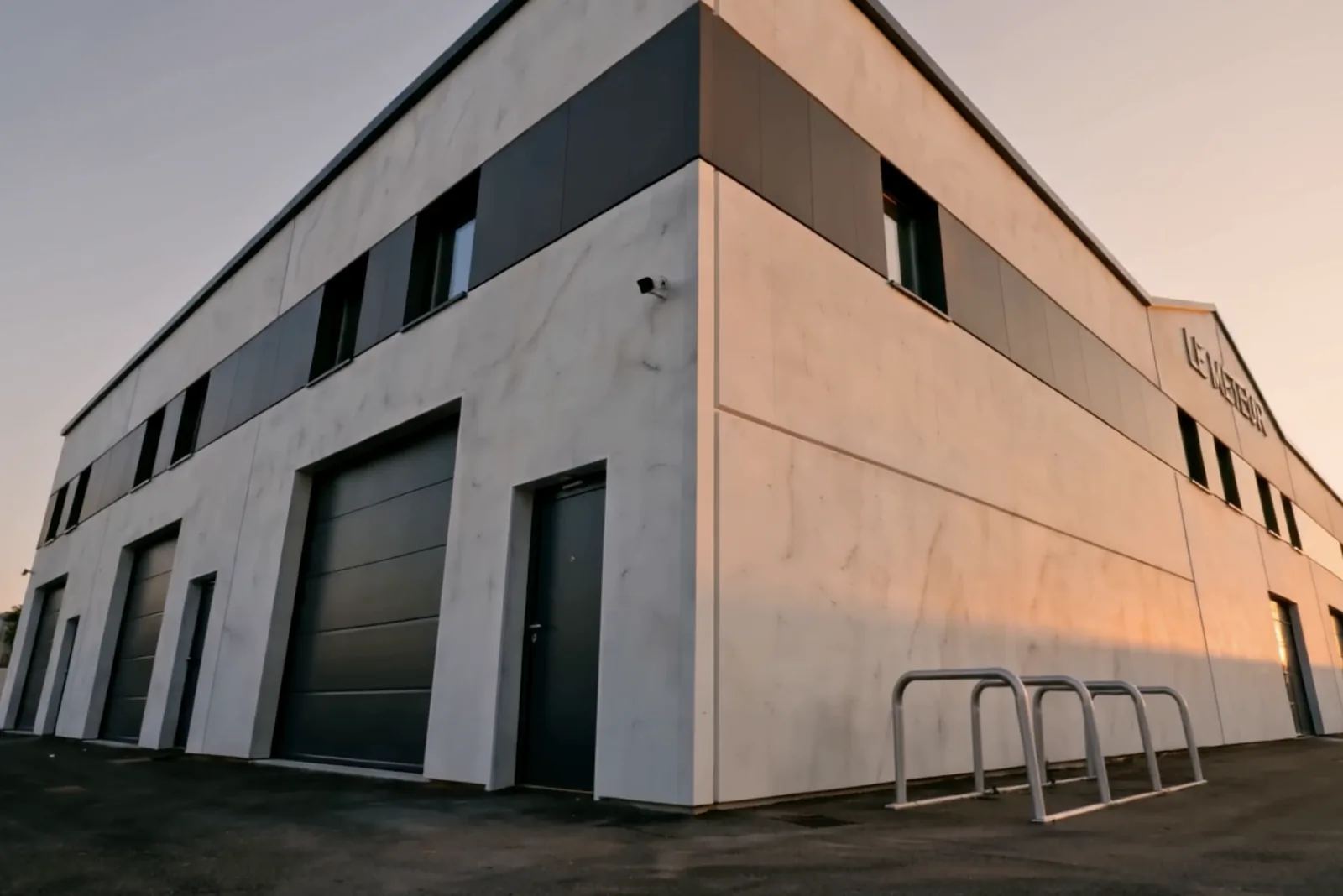 Angle du bâtiment : portes sectionnelles, portes d'entrée et parking 2 roues